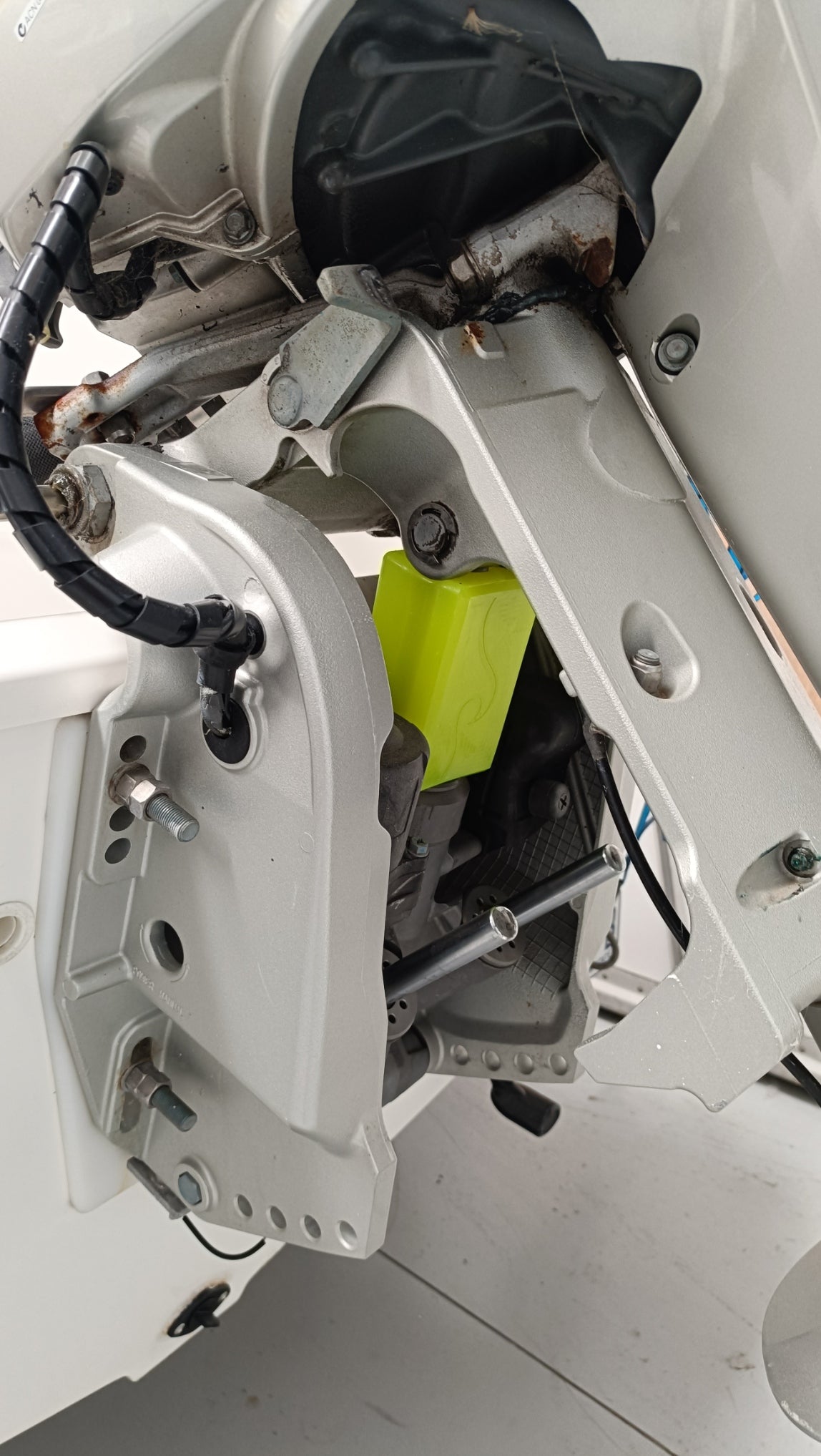 Outboard Tilt / Trim Support - Fluorescent yellow